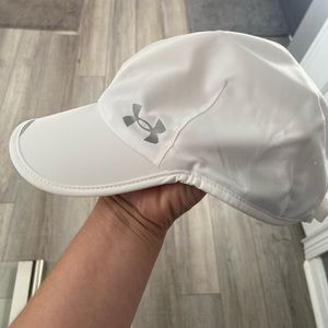Women’s Under Armour White hat, velcro back